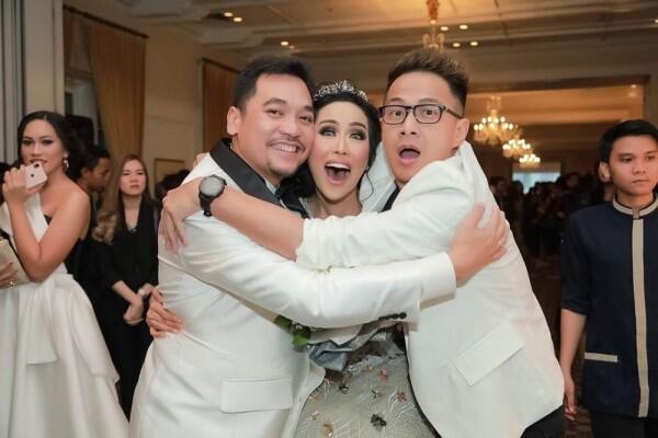 Dihadiri Banyak Artis, 10 Potret Meriah Resepsi Pernikahan Ratu Meta