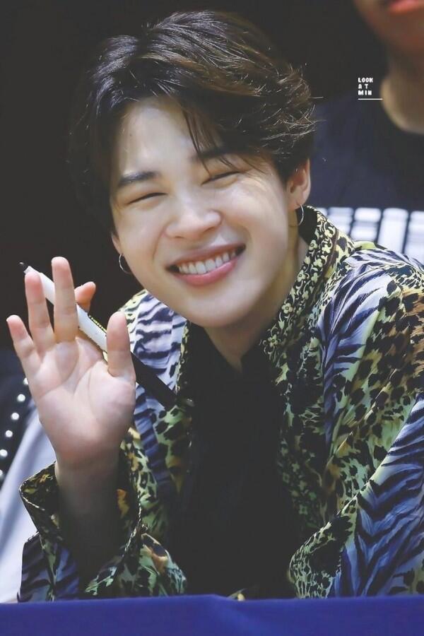 Bikin Jatuh Hati, Ini 10 Potret Senyum Jimin BTS yang Memesona