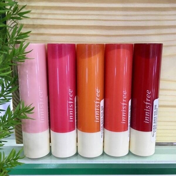 5 Rekomendasi Lip Tint Warna Orange yang Bikin Wajah Terlihat Segar!