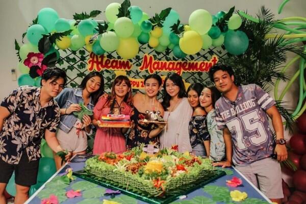10 Potret Awkarin Rayakan Ulang Tahun Kedua A Team Management, Meriah!