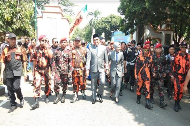Pasangan Suami Istri Ini Diarak Ribuan Warga, Saat Dilantik Jadi Anggota Dewan