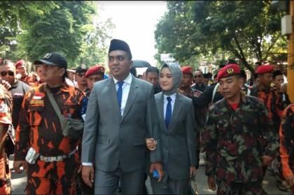 Pasangan Suami Istri Ini Diarak Ribuan Warga, Saat Dilantik Jadi Anggota Dewan