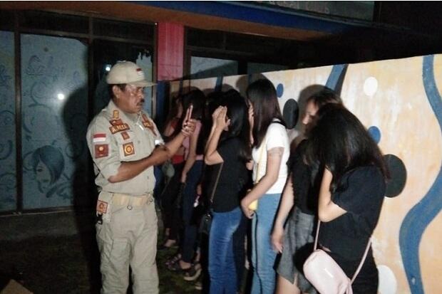 8 Wanita Pemandu Karaoke Ini Diamankan Petugas dalam Kondisi Teler