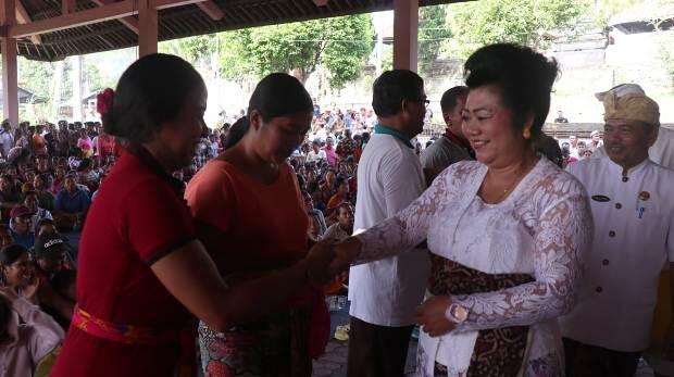Bupati Mas Sumatri Serahkan Ribuan Kartu Karangasem Cerdas di Kecamatan Sidemen