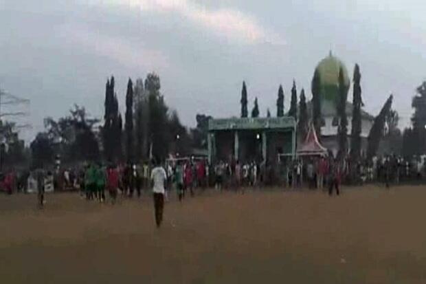 Memalukan, Pertandingan Sepak Bola Ricuh Puluhan Penonton Serbu Lapangan