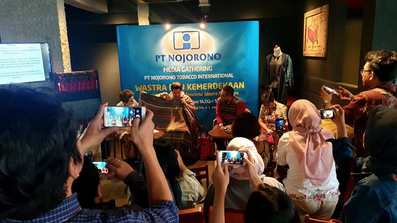 Mencintai Wastra Nusantara, Menjaga Ingatan Tentang Peradaban