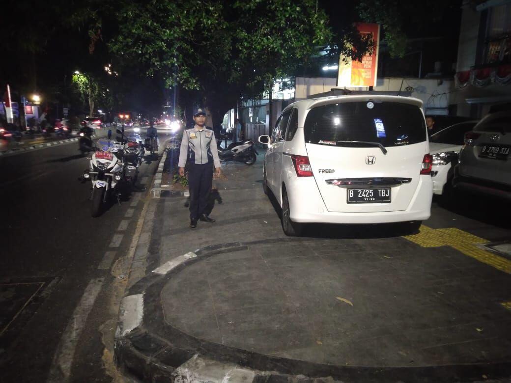 Dishub DKI Rutin Tertibkan Mobil Parkir di Trotoar Depan Kantor PSI