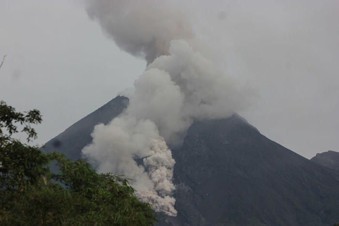 Merapi luncurkan awan panas, status waspada tak berubah