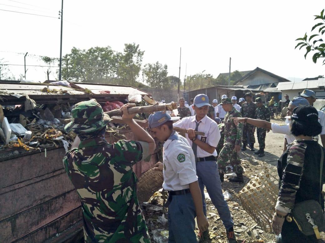 Jelang HUT RI 74, Kodim Rembang Karya Bakti di Pasar Lasem