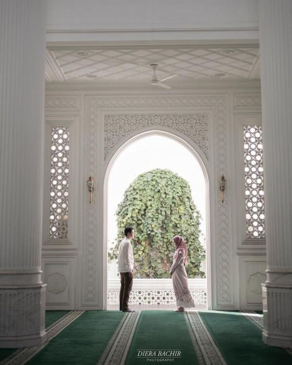 Bernuansa Islami, 10 Prewed Cut Meyriska-Roger di Masjid Ramlie Musofa