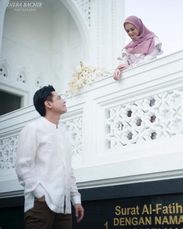 Bernuansa Islami, 10 Prewed Cut Meyriska-Roger di Masjid Ramlie Musofa