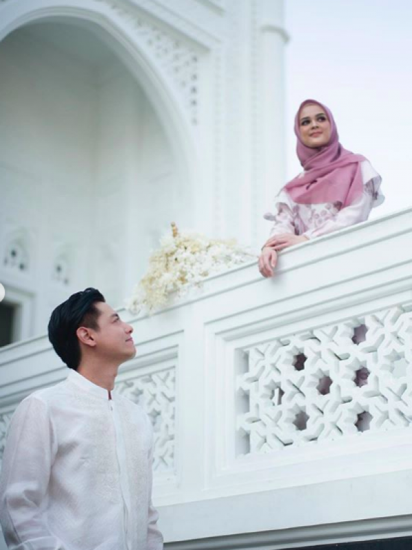 Bernuansa Islami, 10 Prewed Cut Meyriska-Roger di Masjid Ramlie Musofa