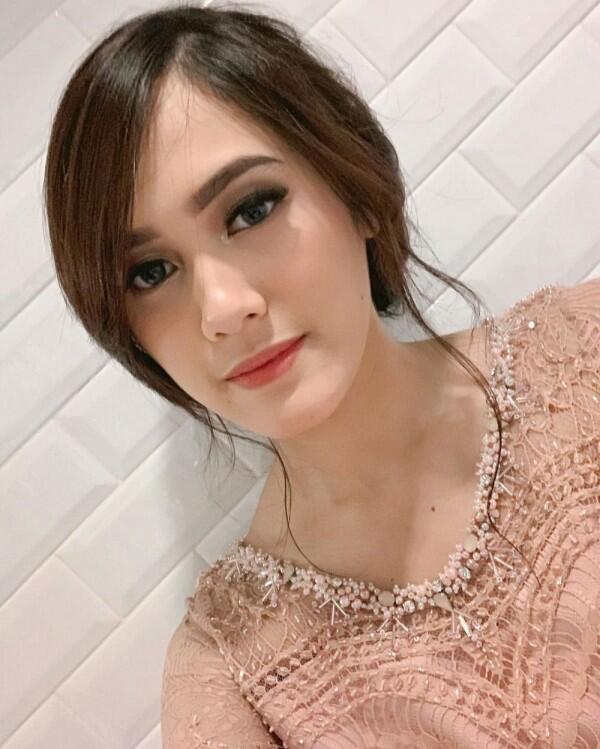 Hamil Anak Pertama, 10 Pesona Annissa Soebandono yang Makin Anggun