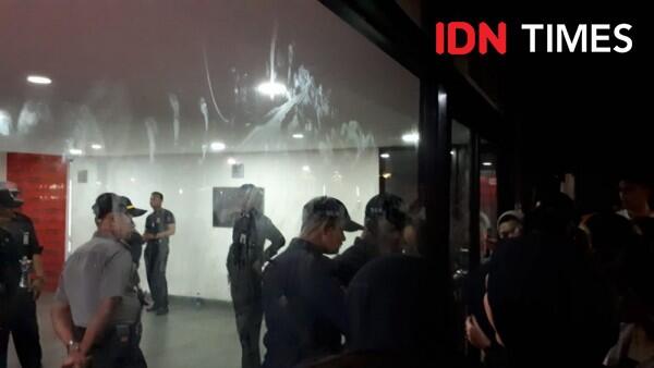 10 Potret Penonton Ricuh Akibat Konser LANY Hari Pertama Batal