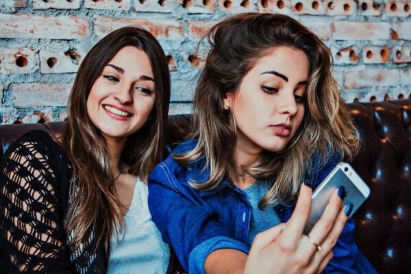 5 Hal Ini Bikin Kamu Dikelilingi Teman Bermuka Dua, Segera Sadari!