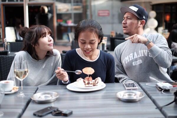 6 Publik Figur Ini Makan Semeja dengan Asistennya, Salut!