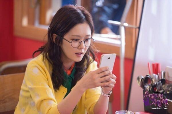 6 Tingkah Pasangan LDR Saat Rindu Berat, Kalau Pasanganmu?