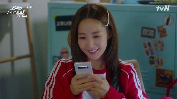 6 Tingkah Pasangan LDR Saat Rindu Berat, Kalau Pasanganmu?