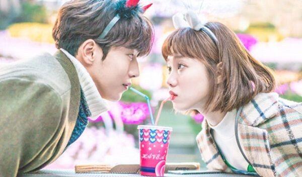 6 Tingkah Pasangan LDR Saat Rindu Berat, Kalau Pasanganmu?