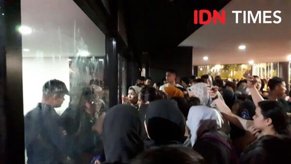 5 Bentuk Kekecewaan Fans Saat Konser LANY di Hari Pertama Batal