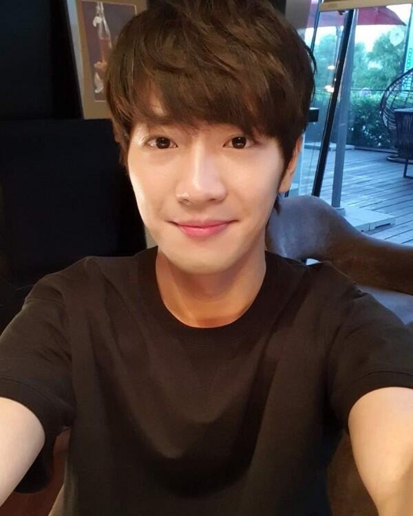 10 Potret Lee Sang Yeob, Guru Tampan di Love Affairs in The Afternoon
