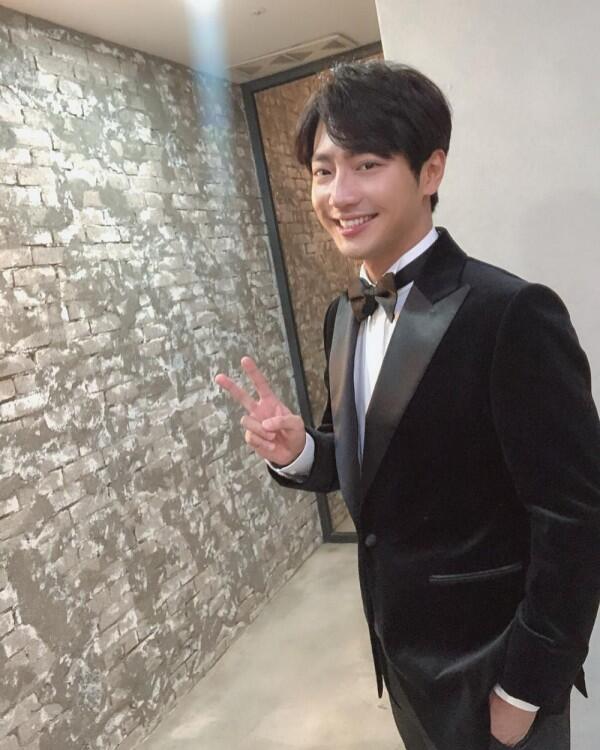 10 Potret Lee Sang Yeob, Guru Tampan di Love Affairs in The Afternoon