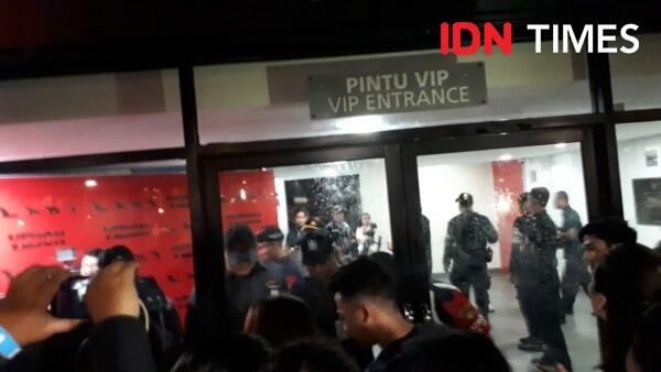10 Potret Penonton Ricuh Akibat Konser LANY Hari Pertama Batal