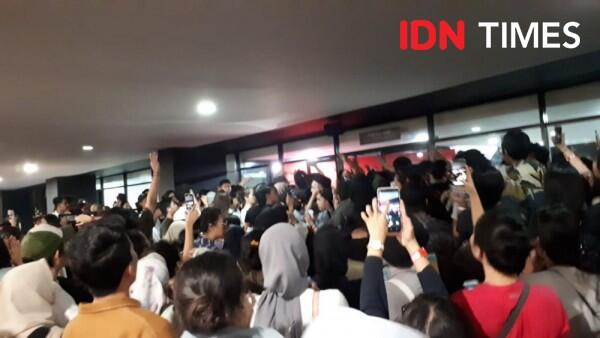 10 Potret Penonton Ricuh Akibat Konser LANY Hari Pertama Batal