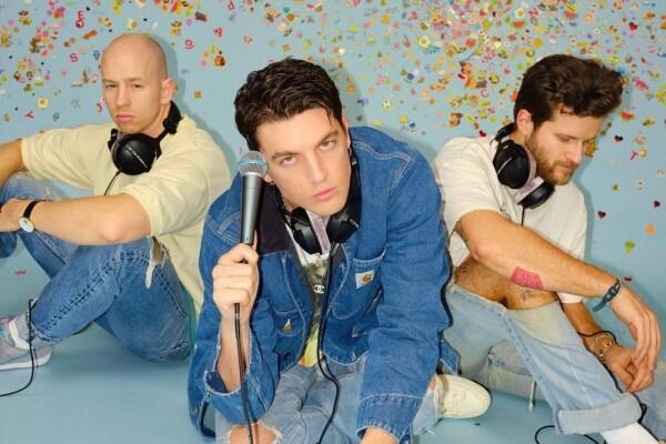 5 Bentuk Kekecewaan Fans Saat Konser LANY di Hari Pertama Batal