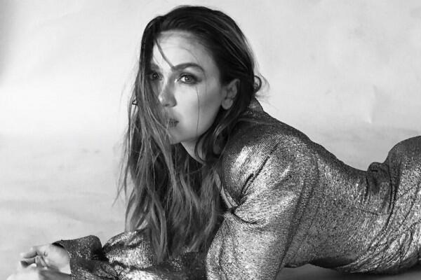 9 Inspirasi Street Style Luna Maya, Cocok untuk Cewek Bertubuh Jenjang