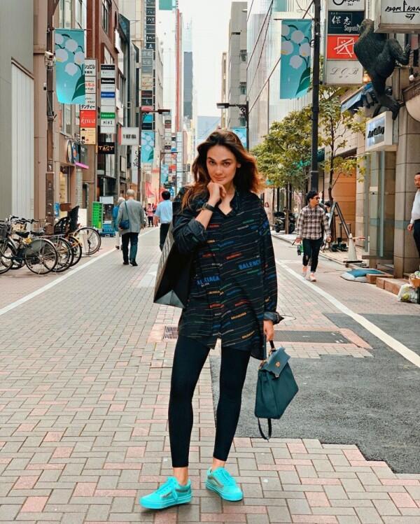 9 Inspirasi Street Style Luna Maya, Cocok untuk Cewek Bertubuh Jenjang