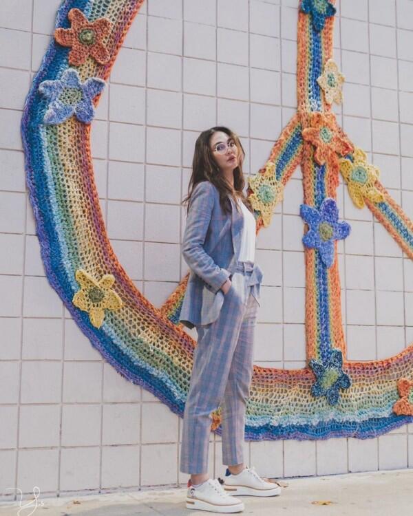 9 Inspirasi Street Style Luna Maya, Cocok untuk Cewek Bertubuh Jenjang