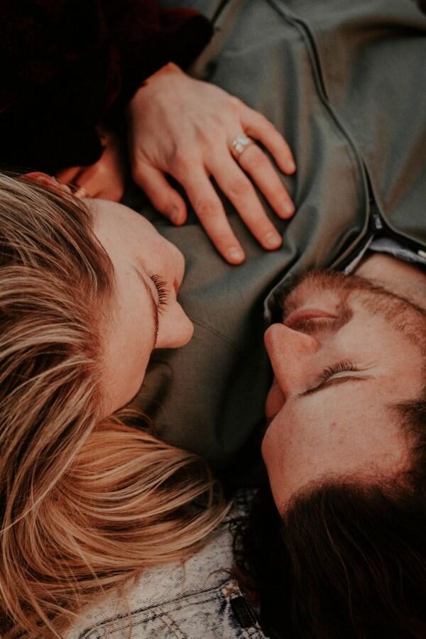 Cuddling: Rahasia Bikin Hubungan dengan Pasangan Makin Hangat