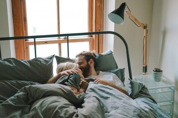 Cuddling: Rahasia Bikin Hubungan dengan Pasangan Makin Hangat