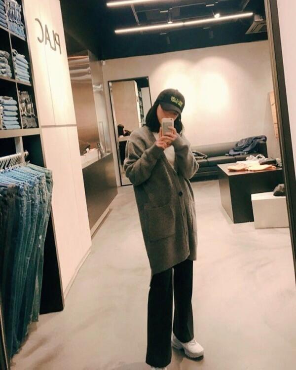 OOTD Simple Lee Se Young, Aktris Doctor John yang Bisa Dipakai Harian