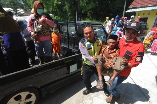 Satatus Waspada, Gunung Merapi Luncurkan Awan Panas Hingga 950 Meter