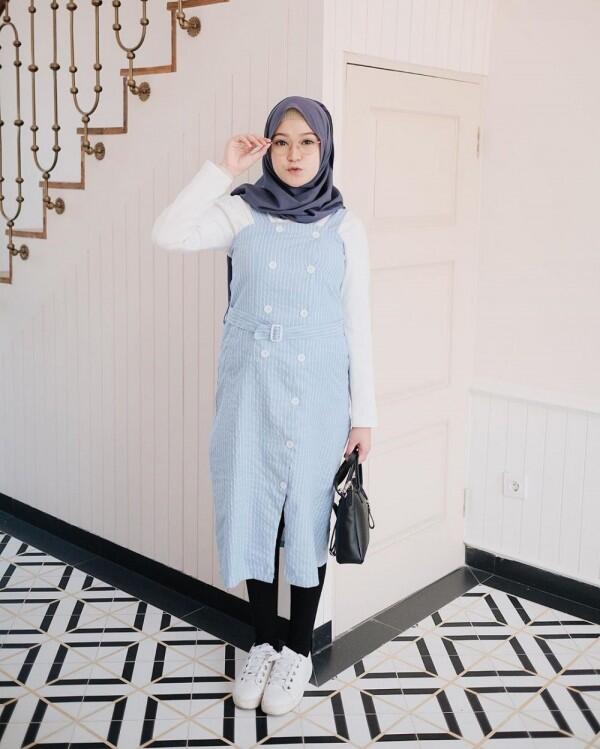 9 Inspirasi Hijab dengan Tunic Ala Sari Endah Pratiwi, Mudah Ditiru