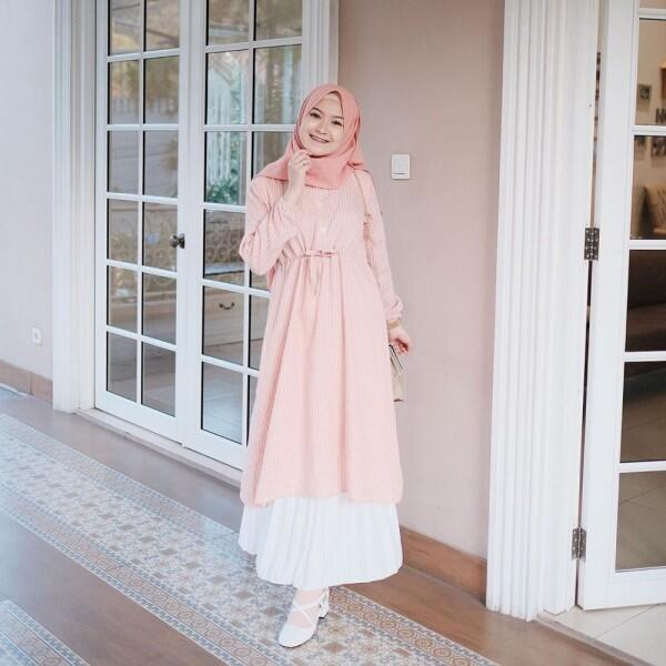 9 Inspirasi Hijab dengan Tunic Ala Sari Endah Pratiwi, Mudah Ditiru