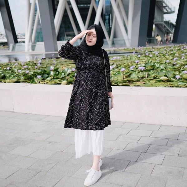 9 Inspirasi Hijab dengan Tunic Ala Sari Endah Pratiwi, Mudah Ditiru