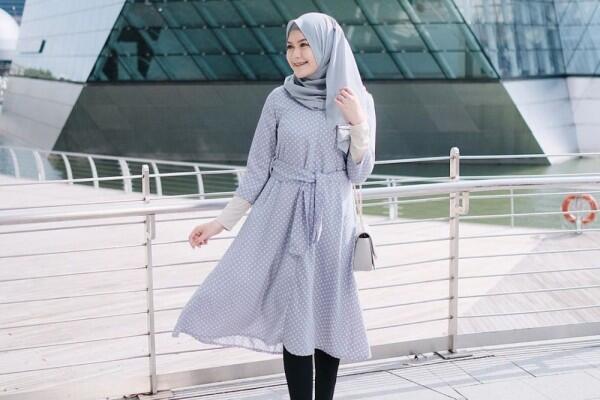 9 Inspirasi Hijab dengan Tunic Ala Sari Endah Pratiwi, Mudah Ditiru