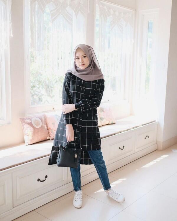 9 Inspirasi Hijab dengan Tunic Ala Sari Endah Pratiwi, Mudah Ditiru