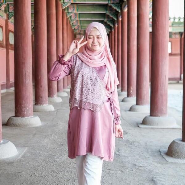 9 Inspirasi Hijab dengan Tunic Ala Sari Endah Pratiwi, Mudah Ditiru