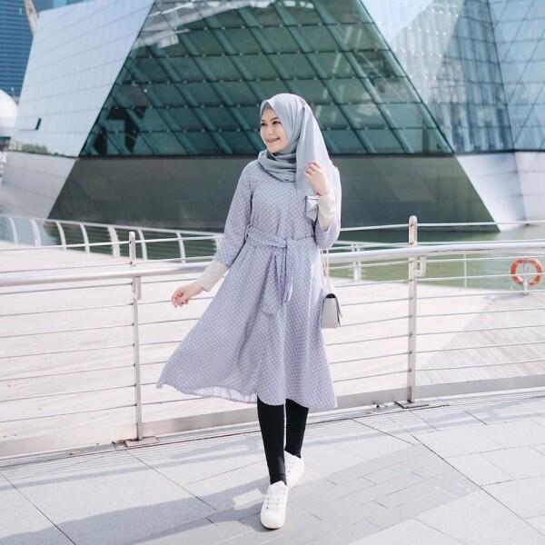 9 Inspirasi Hijab dengan Tunic Ala Sari Endah Pratiwi, Mudah Ditiru