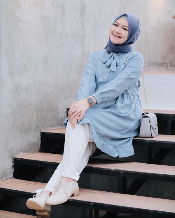 9 Inspirasi Hijab dengan Tunic Ala Sari Endah Pratiwi, Mudah Ditiru