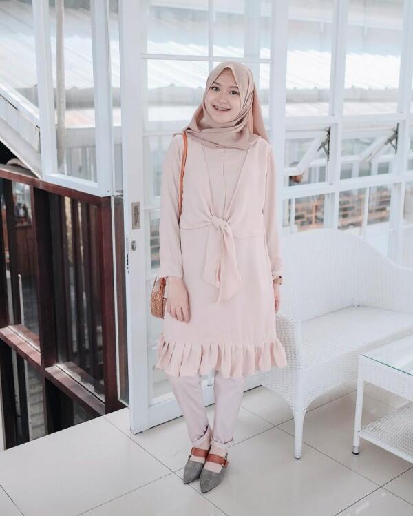 9 Inspirasi Hijab dengan Tunic Ala Sari Endah Pratiwi, Mudah Ditiru
