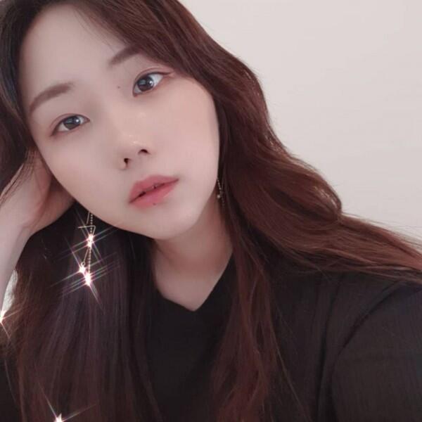 Sering Dikira Saudara Kembar, 10 Potret Kakak Kim Jinhwan iKON