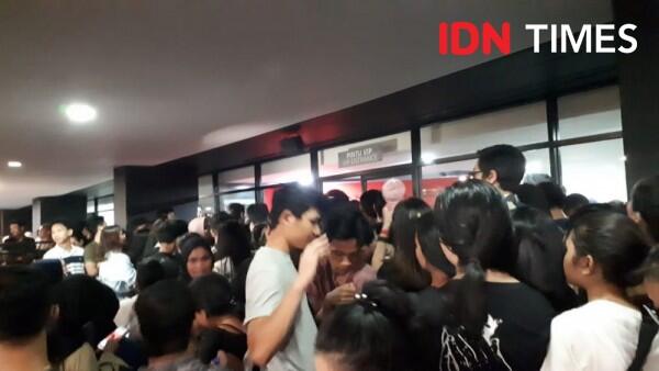10 Potret Penonton Ricuh Akibat Konser LANY Hari Pertama Batal