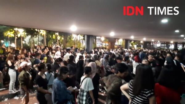 10 Potret Penonton Ricuh Akibat Konser LANY Hari Pertama Batal
