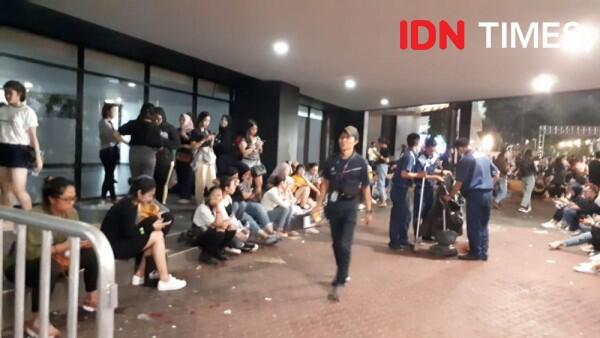 10 Potret Penonton Ricuh Akibat Konser LANY Hari Pertama Batal