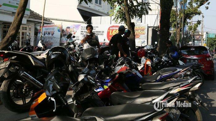 Tarif Parkir Sepeda Motor di Jalan Abdullah Lubis Medan Rp 10 Ribu